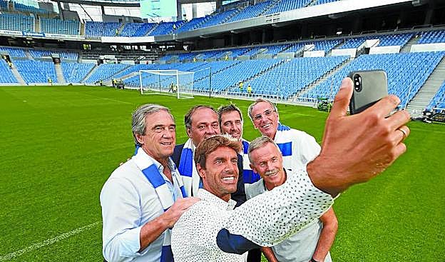 Xabi Prieto saca un 'selfie' sobre el césped del nuevo Anoeta junto a Luis Arconada, Jokin Aperribay, Aitor López-Rekarte, Alberto 'Bixio' Górriz y Juanan Larrañaga.