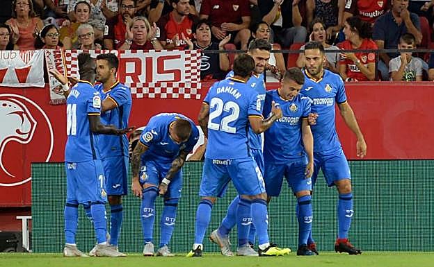 Los jugadores del Getafe celebran uno de sus goles al Sevilla.