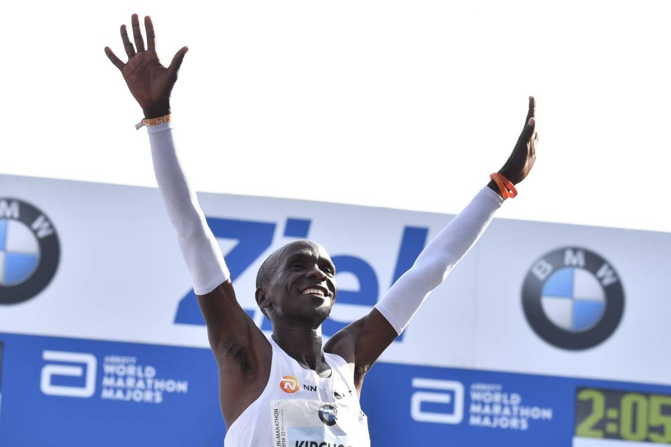 El atleta keniano logró en la capital alemana el récord del mundo de maratón con un impresionante crono de 2h01:39. 