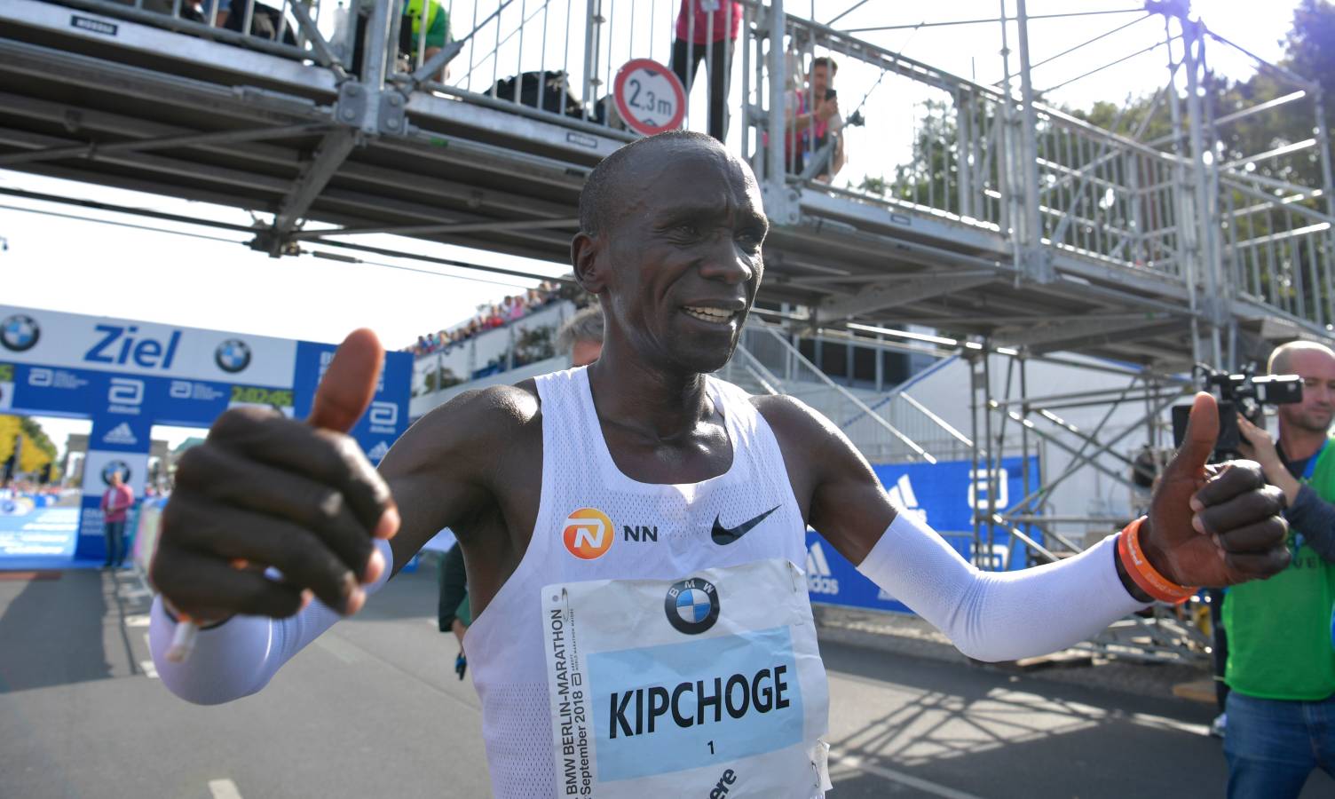 El atleta keniano logró en la capital alemana el récord del mundo de maratón con un impresionante crono de 2h01:39. 
