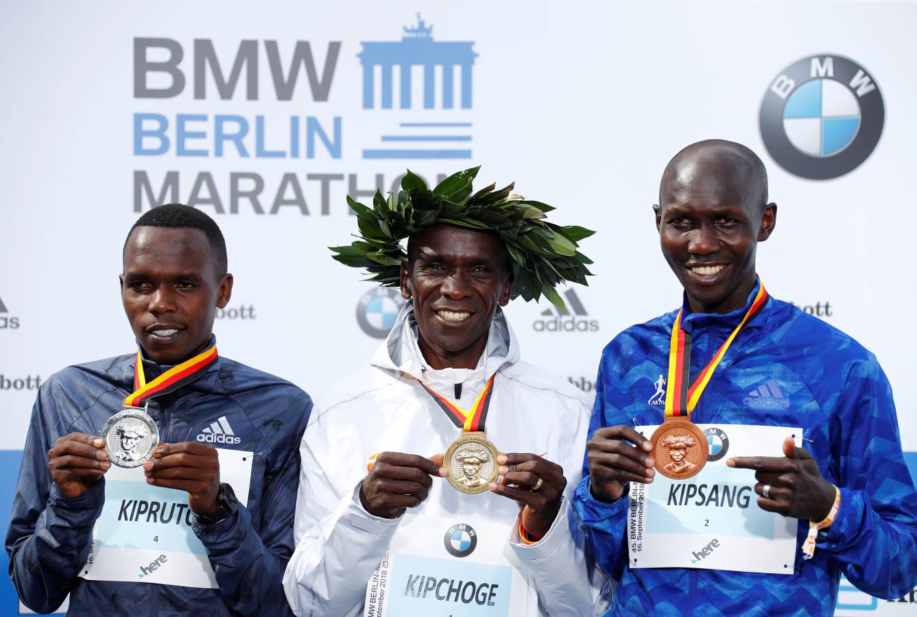 El atleta keniano logró en la capital alemana el récord del mundo de maratón con un impresionante crono de 2h01:39. 
