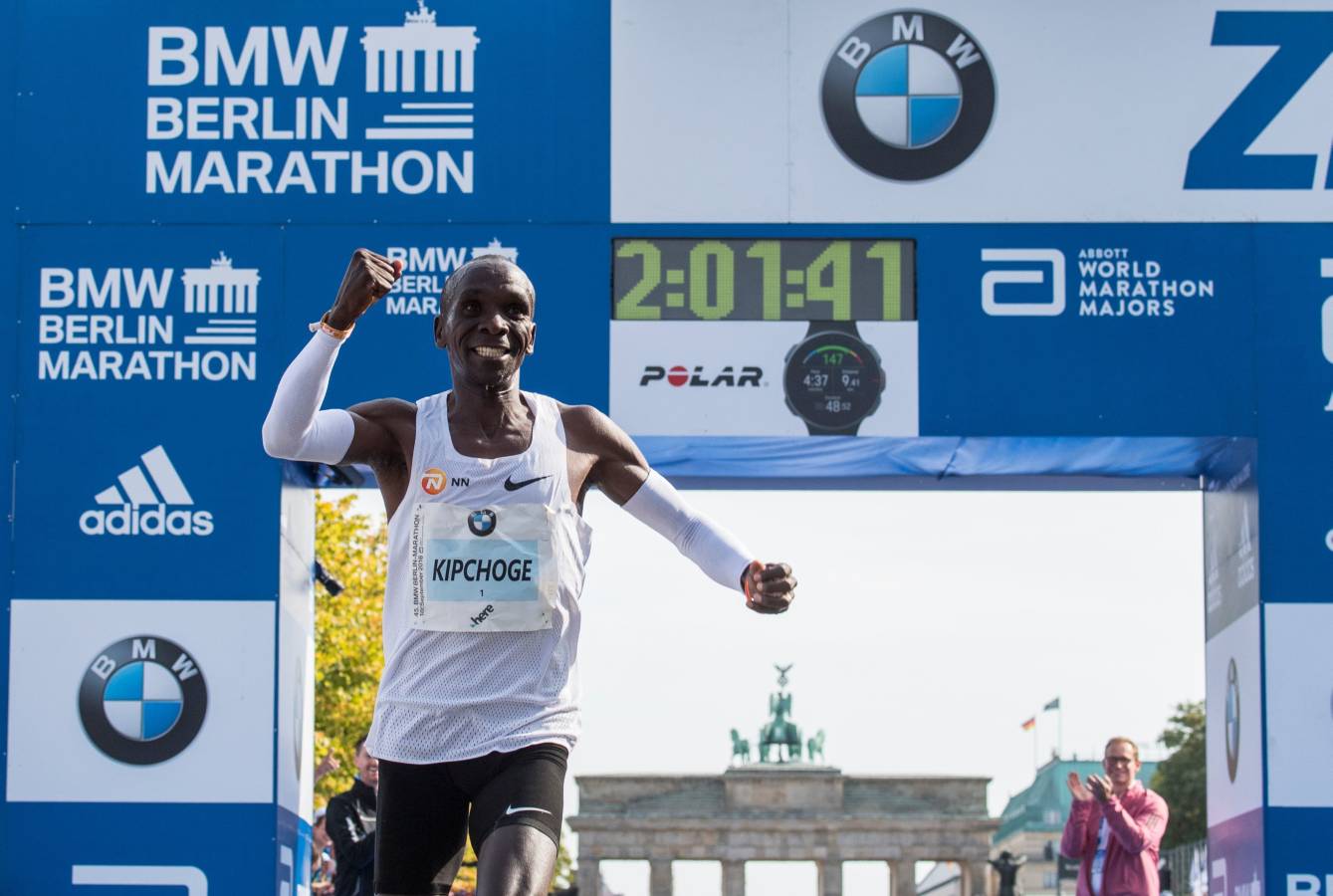 El atleta keniano logró en la capital alemana el récord del mundo de maratón con un impresionante crono de 2h01:39. 