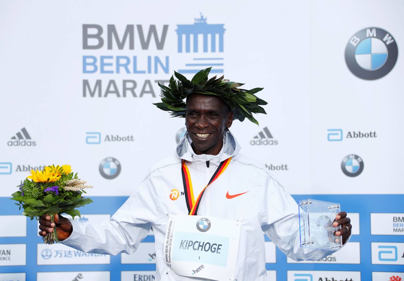 El atleta keniano logró en la capital alemana el récord del mundo de maratón con un impresionante crono de 2h01:39. 