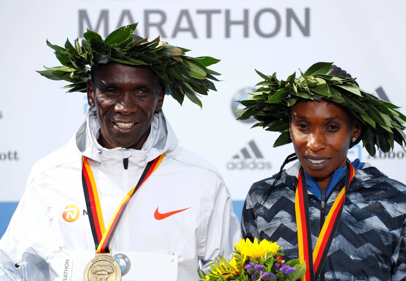 El atleta keniano logró en la capital alemana el récord del mundo de maratón con un impresionante crono de 2h01:39. 