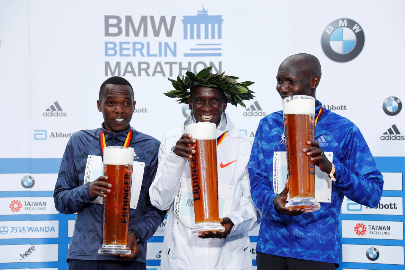 El atleta keniano logró en la capital alemana el récord del mundo de maratón con un impresionante crono de 2h01:39. 