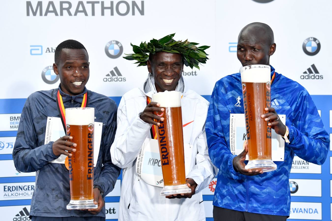 El atleta keniano logró en la capital alemana el récord del mundo de maratón con un impresionante crono de 2h01:39. 