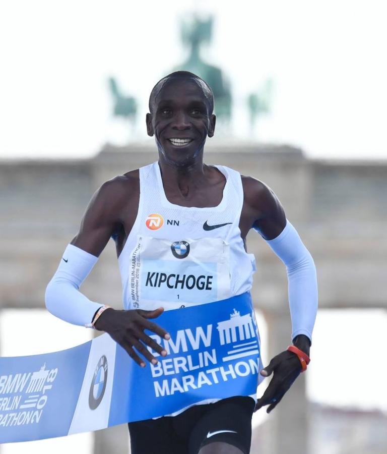 El atleta keniano logró en la capital alemana el récord del mundo de maratón con un impresionante crono de 2h01:39. 