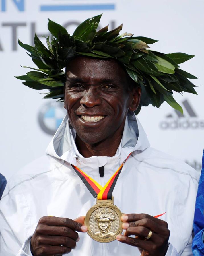 El atleta keniano logró en la capital alemana el récord del mundo de maratón con un impresionante crono de 2h01:39. 