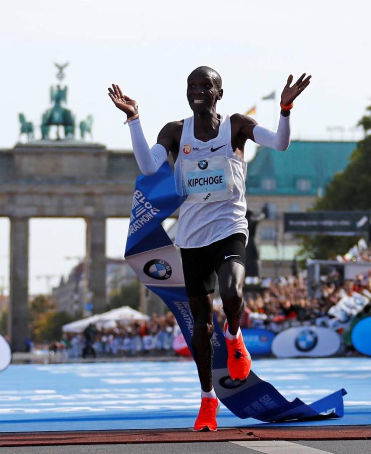 El atleta keniano logró en la capital alemana el récord del mundo de maratón con un impresionante crono de 2h01:39. 