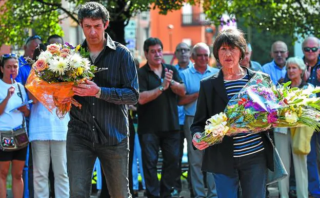 Óscar y Blanca Villafañe, nieto e hija del guardia asesinado, realizaron la ofrenda foral. 