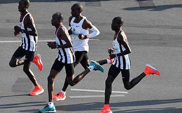 Kipchoge, acompañado de las liebres, en los primeros kilómetros de la prueba. 
