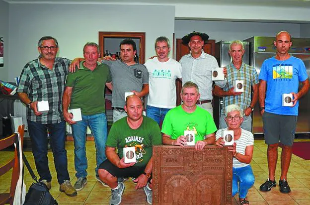 Los participantes en el concurso de sidra local. 