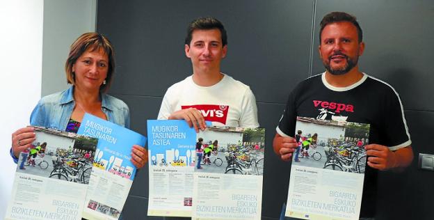 Eli Gondat, de Artelatz, junto a los representantes municipales, con los carteles de la campaña. 