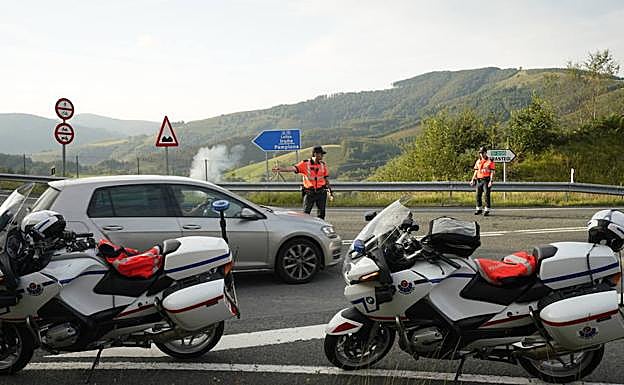 La Ertzaintza controla el tráfico en la zona de Berastegi.