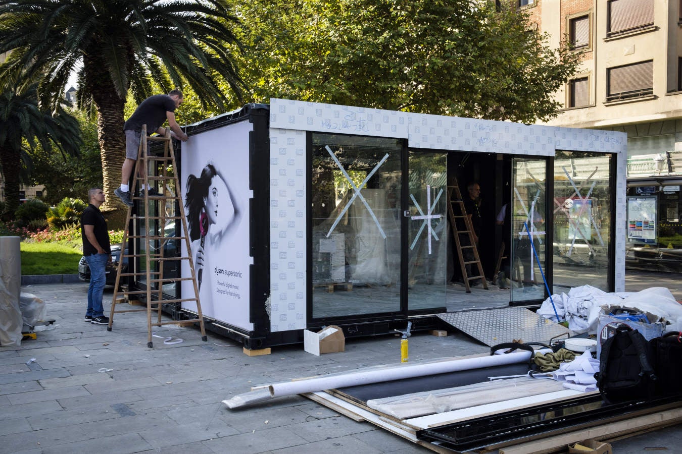 El Festival comienza el sábado pero el desfile de estrellas comienza este viernes. A lo largo de la jornada irán llegando a Donostia los componentes de los jurados, con el director Alexander Payne, presidente del 'tribunal' que juzgará la Sección Oficial, a la cabeza. También se espera en San Sebastián al equipo de la película argentina 'El amor menos pensado', cinta inaugural. Su director, Juan Vera, y sus protagonistas, Ricardo Darín y Mercedes Durán, dormirán ya esta noche en el hotel María Cristina.