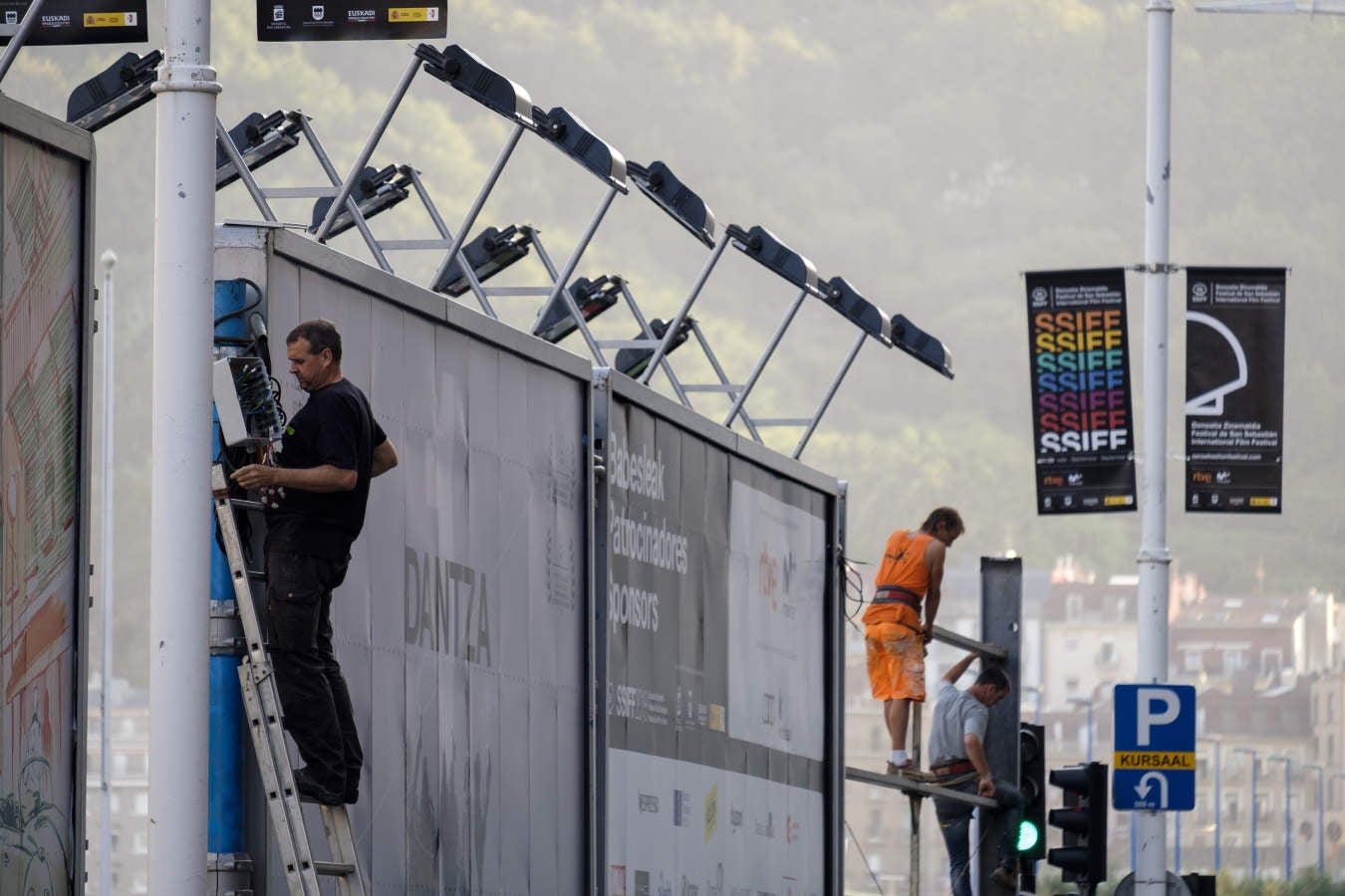 El Festival comienza el sábado pero el desfile de estrellas comienza este viernes. A lo largo de la jornada irán llegando a Donostia los componentes de los jurados, con el director Alexander Payne, presidente del 'tribunal' que juzgará la Sección Oficial, a la cabeza. También se espera en San Sebastián al equipo de la película argentina 'El amor menos pensado', cinta inaugural. Su director, Juan Vera, y sus protagonistas, Ricardo Darín y Mercedes Durán, dormirán ya esta noche en el hotel María Cristina.