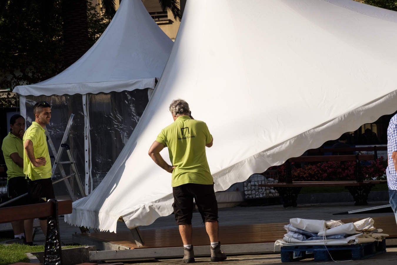El Festival comienza el sábado pero el desfile de estrellas comienza este viernes. A lo largo de la jornada irán llegando a Donostia los componentes de los jurados, con el director Alexander Payne, presidente del 'tribunal' que juzgará la Sección Oficial, a la cabeza. También se espera en San Sebastián al equipo de la película argentina 'El amor menos pensado', cinta inaugural. Su director, Juan Vera, y sus protagonistas, Ricardo Darín y Mercedes Durán, dormirán ya esta noche en el hotel María Cristina.
