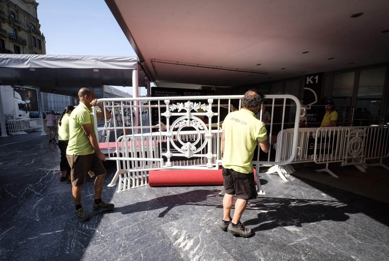 El Festival comienza el sábado pero el desfile de estrellas comienza este viernes. A lo largo de la jornada irán llegando a Donostia los componentes de los jurados, con el director Alexander Payne, presidente del 'tribunal' que juzgará la Sección Oficial, a la cabeza. También se espera en San Sebastián al equipo de la película argentina 'El amor menos pensado', cinta inaugural. Su director, Juan Vera, y sus protagonistas, Ricardo Darín y Mercedes Durán, dormirán ya esta noche en el hotel María Cristina.