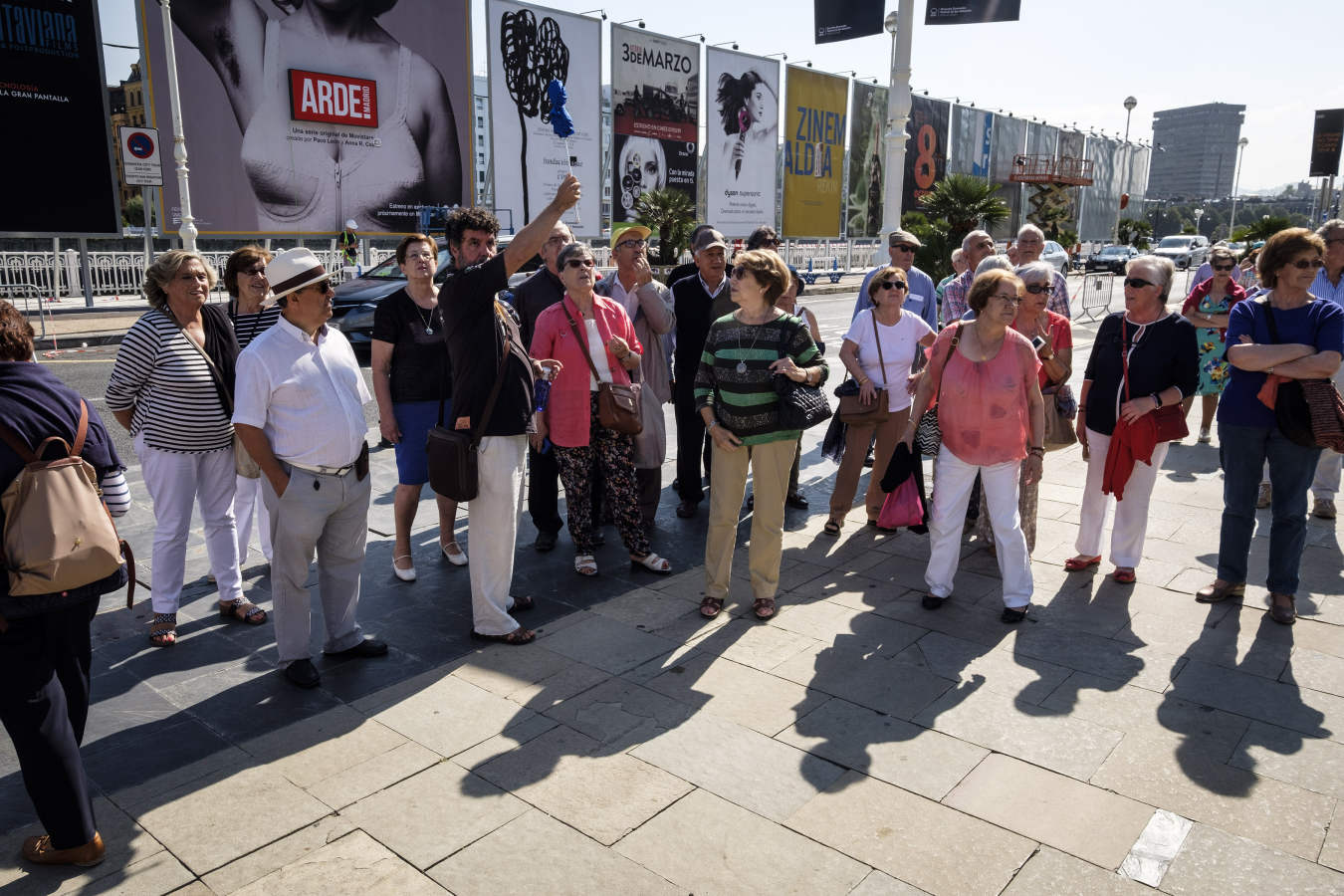 El Festival comienza el sábado pero el desfile de estrellas comienza este viernes. A lo largo de la jornada irán llegando a Donostia los componentes de los jurados, con el director Alexander Payne, presidente del 'tribunal' que juzgará la Sección Oficial, a la cabeza. También se espera en San Sebastián al equipo de la película argentina 'El amor menos pensado', cinta inaugural. Su director, Juan Vera, y sus protagonistas, Ricardo Darín y Mercedes Durán, dormirán ya esta noche en el hotel María Cristina.