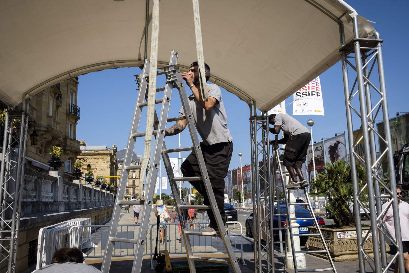 El Festival comienza el sábado pero el desfile de estrellas comienza este viernes. A lo largo de la jornada irán llegando a Donostia los componentes de los jurados, con el director Alexander Payne, presidente del 'tribunal' que juzgará la Sección Oficial, a la cabeza. También se espera en San Sebastián al equipo de la película argentina 'El amor menos pensado', cinta inaugural. Su director, Juan Vera, y sus protagonistas, Ricardo Darín y Mercedes Durán, dormirán ya esta noche en el hotel María Cristina.
