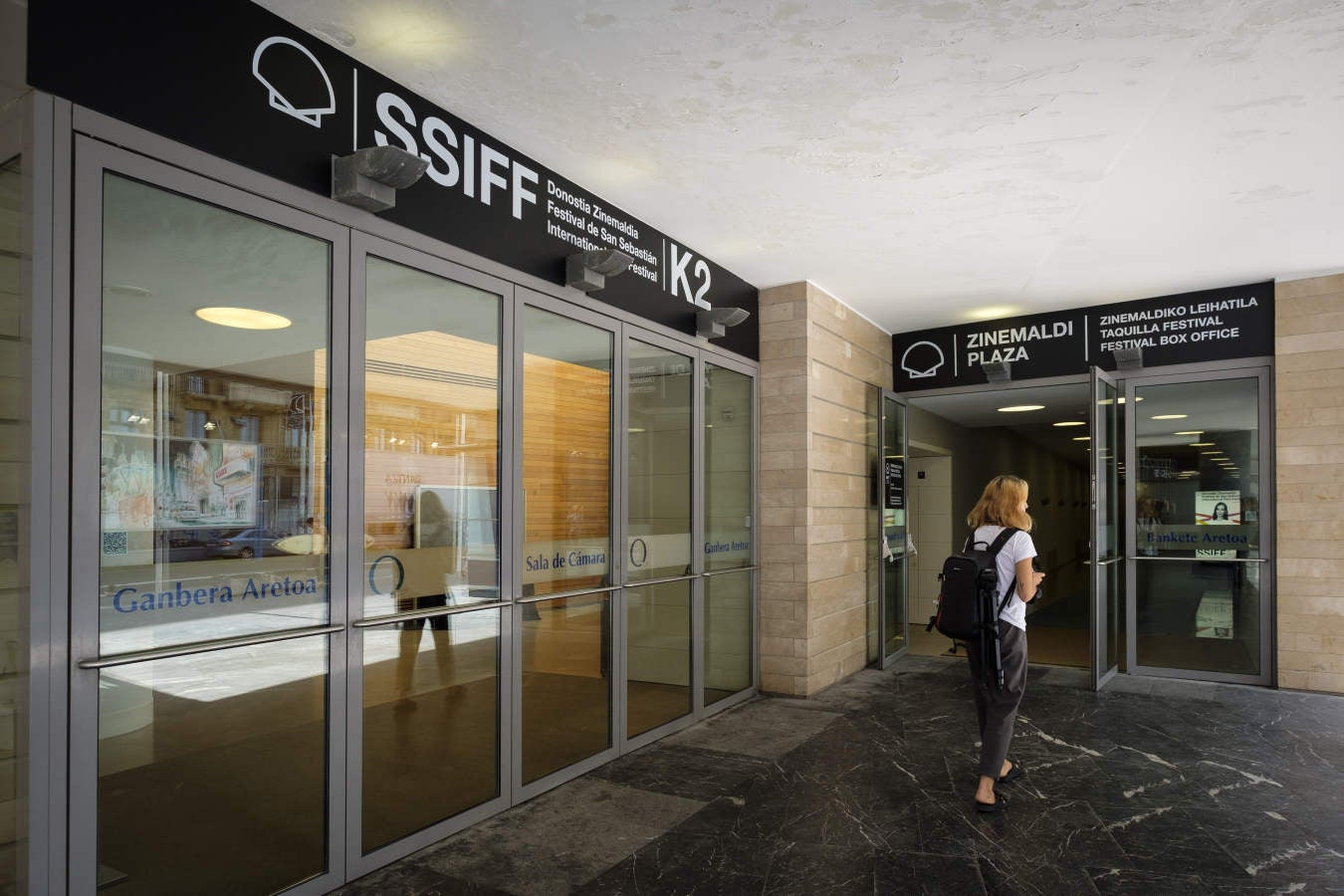 El Festival comienza el sábado pero el desfile de estrellas comienza este viernes. A lo largo de la jornada irán llegando a Donostia los componentes de los jurados, con el director Alexander Payne, presidente del 'tribunal' que juzgará la Sección Oficial, a la cabeza. También se espera en San Sebastián al equipo de la película argentina 'El amor menos pensado', cinta inaugural. Su director, Juan Vera, y sus protagonistas, Ricardo Darín y Mercedes Durán, dormirán ya esta noche en el hotel María Cristina.