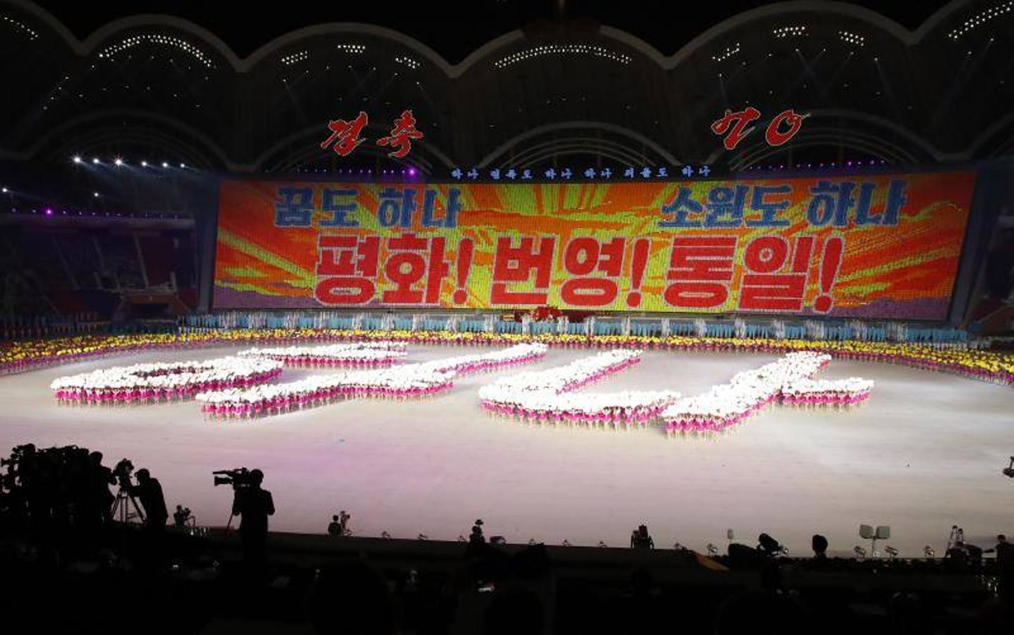 Artistas de Corea del Norte se presentan en el estadio May Day, en Pyongyang en el marco de la tercera cumbre intercoreana que se celebra en Pyongyang.