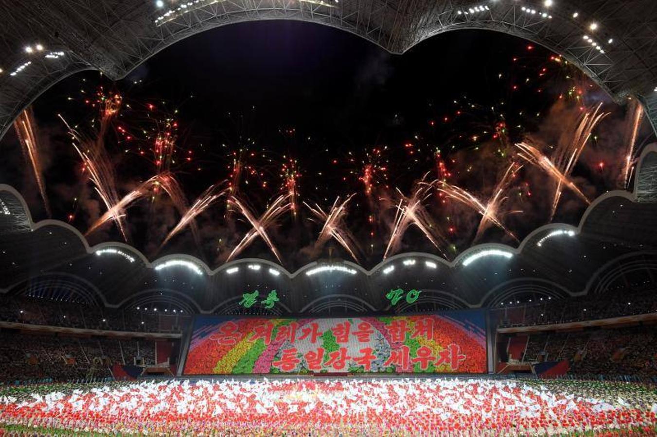 Artistas de Corea del Norte se presentan en el estadio May Day, en Pyongyang en el marco de la tercera cumbre intercoreana que se celebra en Pyongyang.