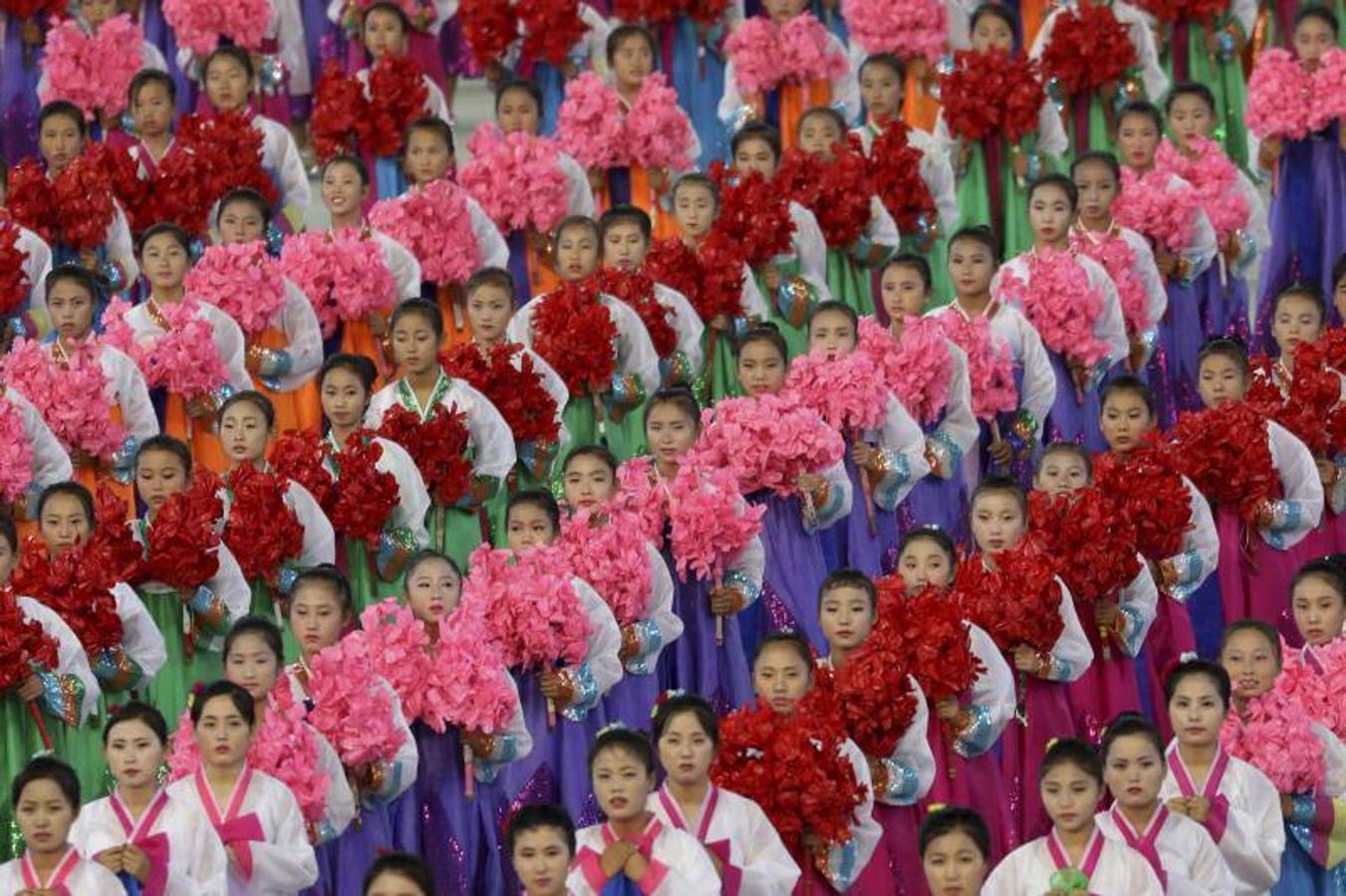 Artistas de Corea del Norte se presentan en el estadio May Day, en Pyongyang en el marco de la tercera cumbre intercoreana que se celebra en Pyongyang.