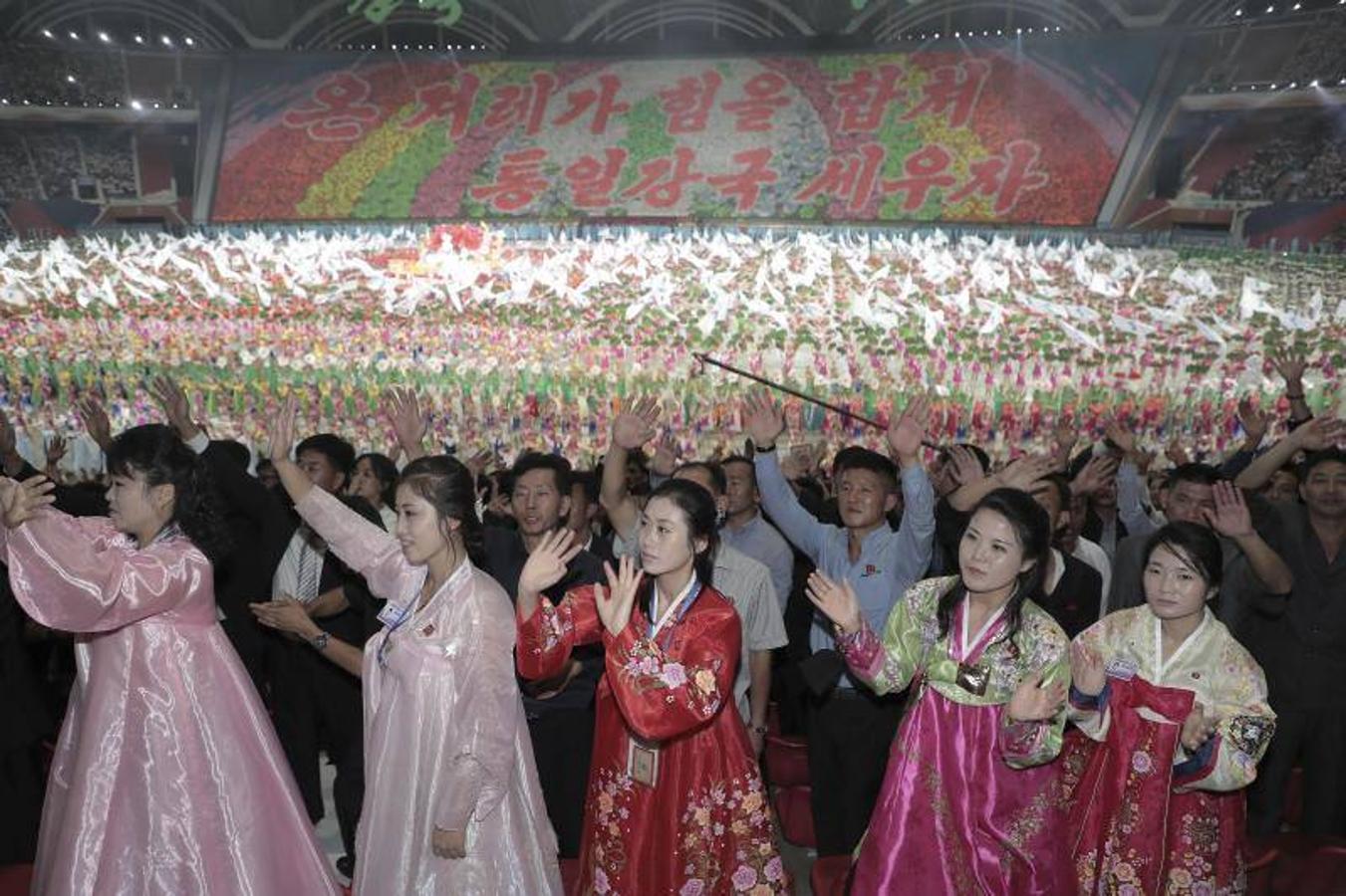 Artistas de Corea del Norte se presentan en el estadio May Day, en Pyongyang en el marco de la tercera cumbre intercoreana que se celebra en Pyongyang.