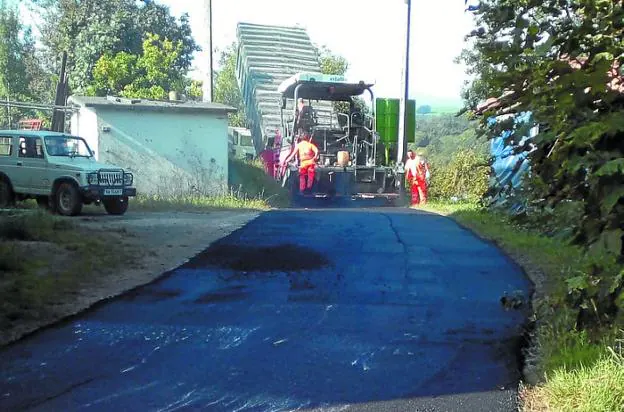 Los trabajos de asfalto en Oikia comenzaron ayer. 
