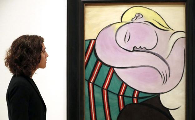 Megan Fontanella, comisaria del Museo Guggenheim de Nueva York y de la exposción 'De Van Gogh a Picasso. El legado Thannhauser', ante el cuadro de Picasso, 'La mujer del pelo amarrillo. 