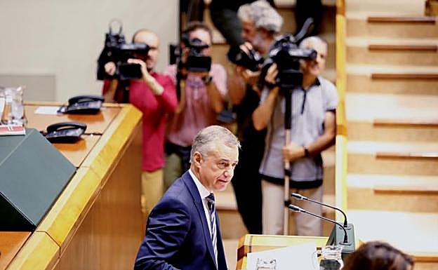 El lehendakari, Iñigo Urkullu, interviene en el pleno de Política General que hoy celebra el Parlamento Vasco, en Vitoria. 