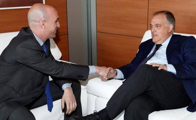 Luis Rubiales y Javier Tebas, durante una reunión.