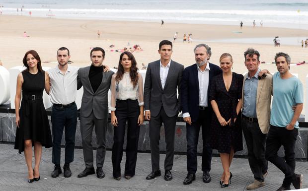 Imagen. El equipo de la serie 'Vivir sin permiso', en las terrazas del Kursaal. 