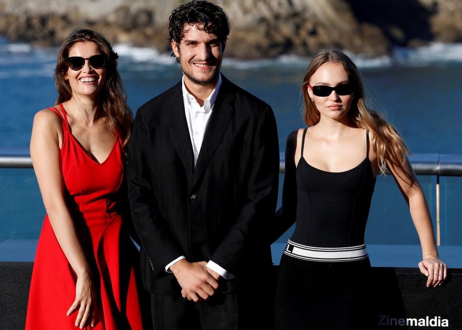 El director Louis Garrel, las actrices Lily-Rose Melody Depp y Laetitia Casta, y el guionista, Jean Claude Carrière, posan durante la presentación de «L'Homme Fidèle». Película que compite en la sección oficial de la 66 edición del Festival de Cine de San Sebastián.