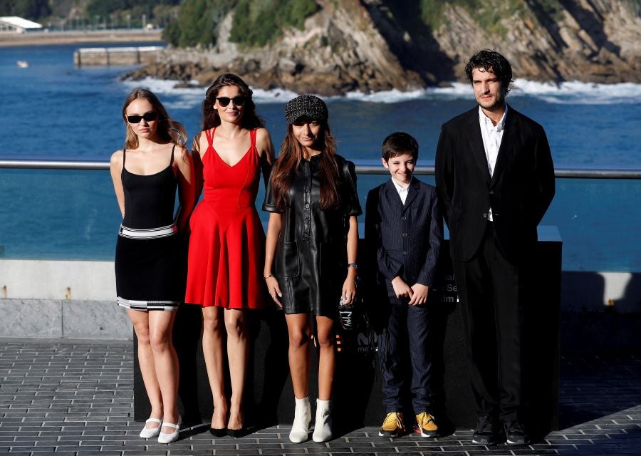 El director Louis Garrel, las actrices Lily-Rose Melody Depp y Laetitia Casta, y el guionista, Jean Claude Carrière, posan durante la presentación de «L'Homme Fidèle». Película que compite en la sección oficial de la 66 edición del Festival de Cine de San Sebastián.