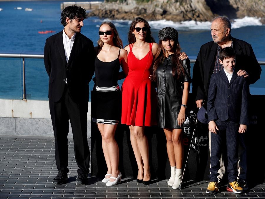 El director Louis Garrel, las actrices Lily-Rose Melody Depp y Laetitia Casta, y el guionista, Jean Claude Carrière, posan durante la presentación de «L'Homme Fidèle». Película que compite en la sección oficial de la 66 edición del Festival de Cine de San Sebastián.