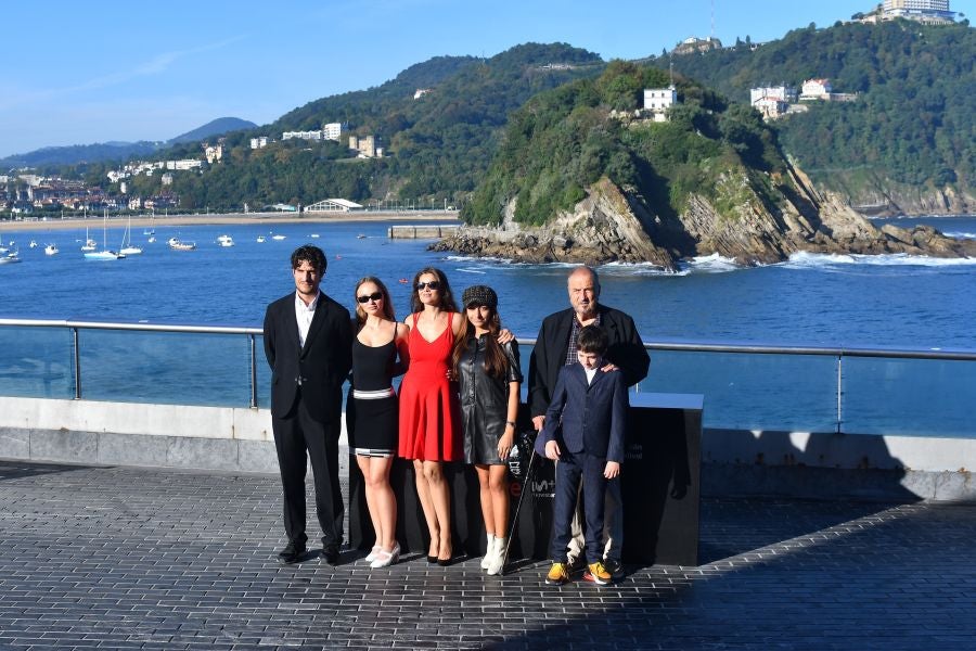 El director Louis Garrel, las actrices Lily-Rose Melody Depp y Laetitia Casta, y el guionista, Jean Claude Carrière, posan durante la presentación de «L'Homme Fidèle». Película que compite en la sección oficial de la 66 edición del Festival de Cine de San Sebastián.