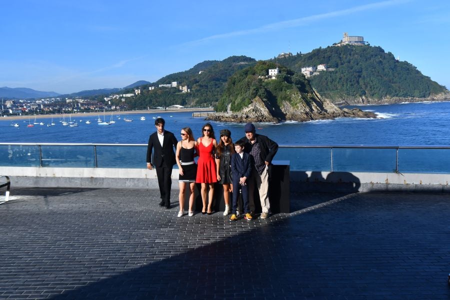 El director Louis Garrel, las actrices Lily-Rose Melody Depp y Laetitia Casta, y el guionista, Jean Claude Carrière, posan durante la presentación de «L'Homme Fidèle». Película que compite en la sección oficial de la 66 edición del Festival de Cine de San Sebastián.