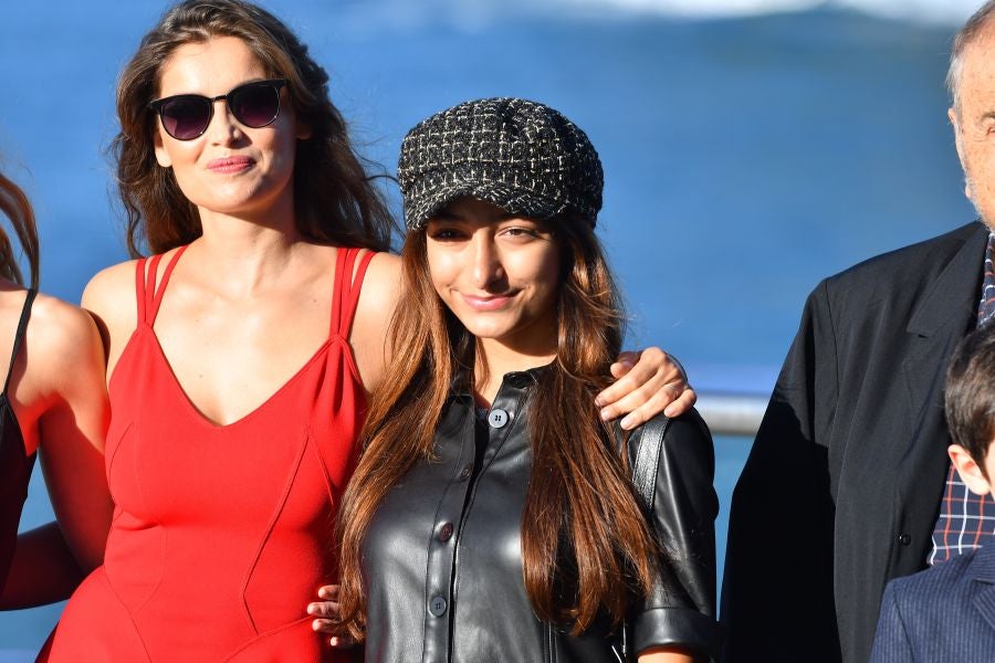 El director Louis Garrel, las actrices Lily-Rose Melody Depp y Laetitia Casta, y el guionista, Jean Claude Carrière, posan durante la presentación de «L'Homme Fidèle». Película que compite en la sección oficial de la 66 edición del Festival de Cine de San Sebastián.