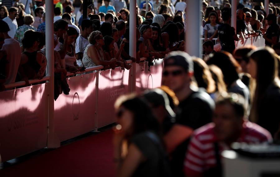 Danny DeVito ha sido el gran protagonista de la jornada del sábado en el Festival de Cine de San Sebastián, que ha dejado momentos curiosos con otras estrellas como Laetitia Casta o Lily-Rose Depp.