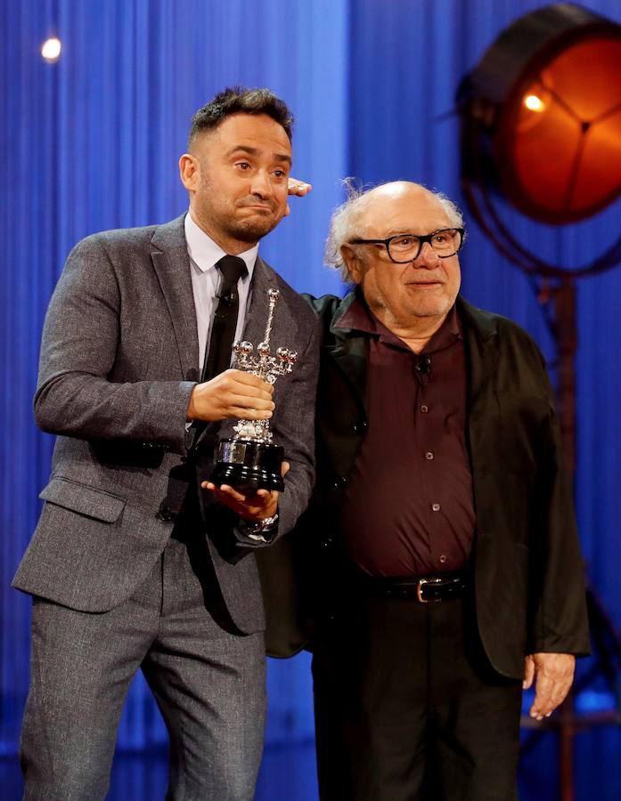 Danny DeVito recoge su Premio Donostia de manos de José Antonio Bayona durante el Festival de Cine de San Sebastián.