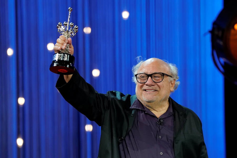 Danny DeVito recoge su Premio Donostia de manos de José Antonio Bayona durante el Festival de Cine de San Sebastián.