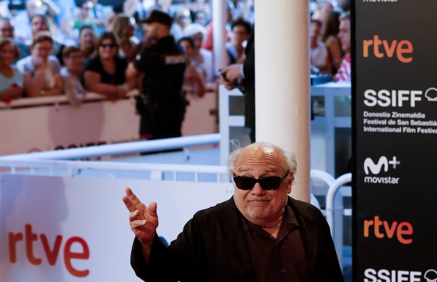 Danny DeVito recoge su Premio Donostia de manos de José Antonio Bayona durante el Festival de Cine de San Sebastián.