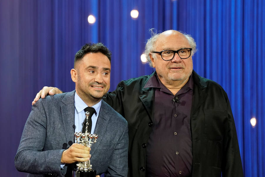 Danny DeVito recoge su Premio Donostia de manos de José Antonio Bayona durante el Festival de Cine de San Sebastián.