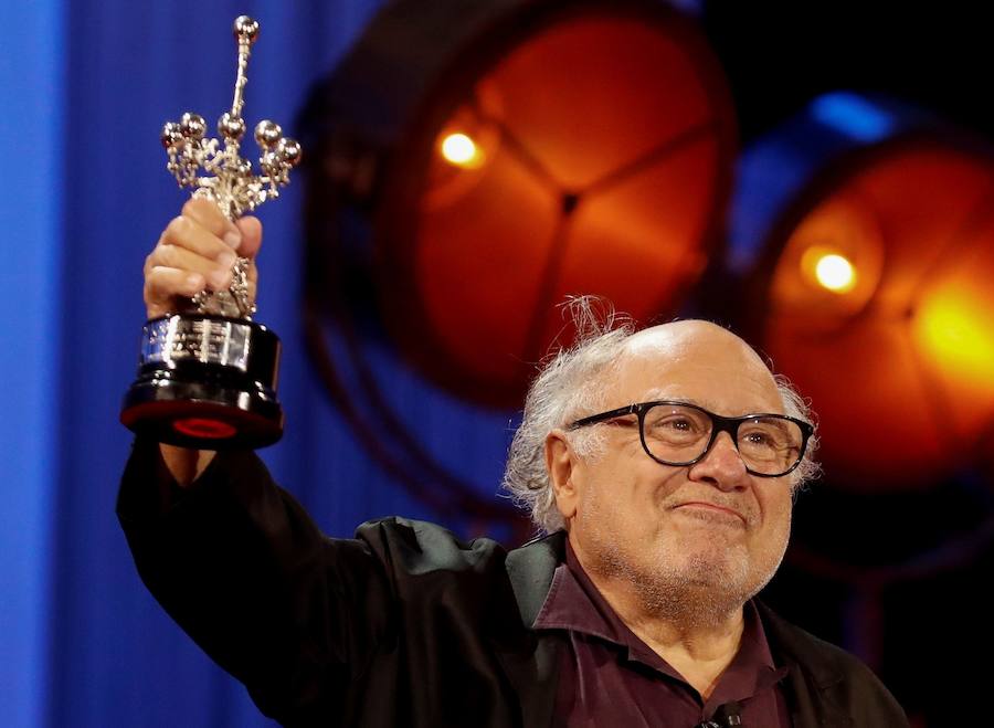 Danny DeVito recoge su Premio Donostia de manos de José Antonio Bayona durante el Festival de Cine de San Sebastián.