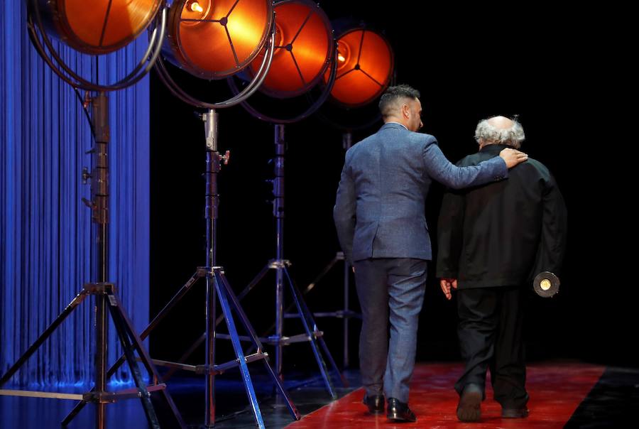 Danny DeVito recoge su Premio Donostia de manos de José Antonio Bayona durante el Festival de Cine de San Sebastián.