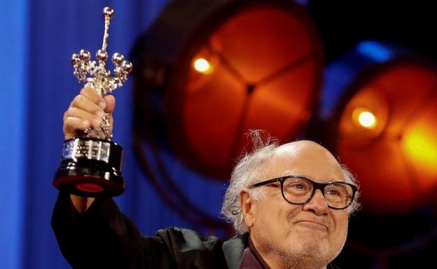 Imagen. Danny DeVito recibe su Premio Donostia.