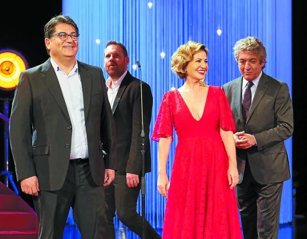 Juan Vera, Mercedes Morán y Ricardo Darín, sobre el escenario del Kursaal. 