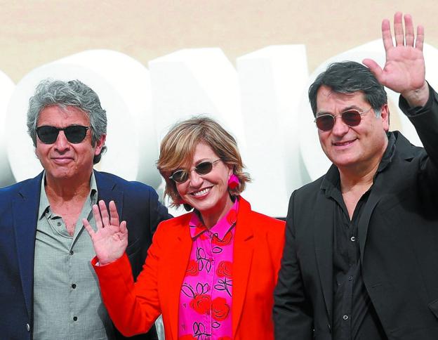 Ricardo Darín, Mercedes Morán y Juan Vera saludan a su llegada a la terraza del Kursaal. 